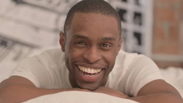 Говорячи Африканський Чоловік Робить Відео Чат Лежачи Стомаху Ліжку — стокове фото