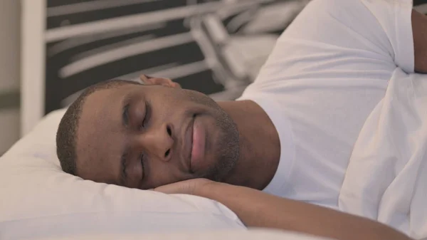 Evde Yatakta Uyuyan Afrikalı Adam Görünümü — Stok fotoğraf
