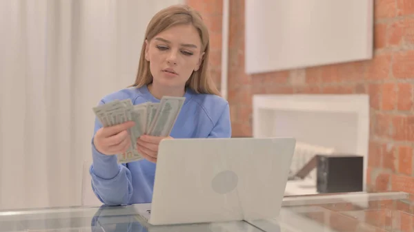 Nuori Nainen Laskee Rahaa Töissä Dollareita — kuvapankkivalokuva