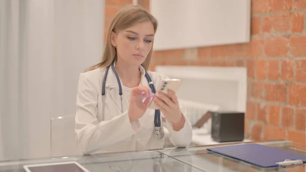 Kvinnlig Läkare Som Använder Smartphone Kliniken — Stockfoto