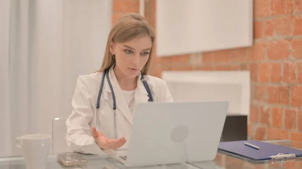 Online Videochatt Kvinnlig Läkare Laptop Kliniken — Stockfoto