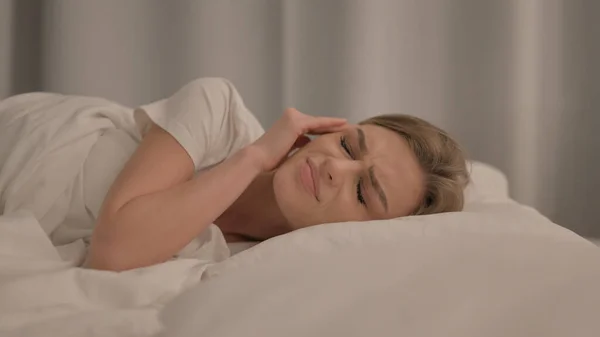 Seitenansicht Einer Jungen Frau Mit Kopfschmerzen Die Bett Liegt — Stockfoto
