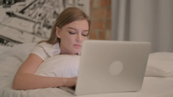 Tânăra Femeie Lucrează Laptop Timp Stă Stomac Pat — Fotografie, imagine de stoc