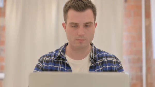 Крупним Планом Молодий Чоловік Працює Ноутбуці — стокове фото