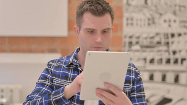 Portrait Young Casual Man Using Tablet Computer — Stock Photo, Image