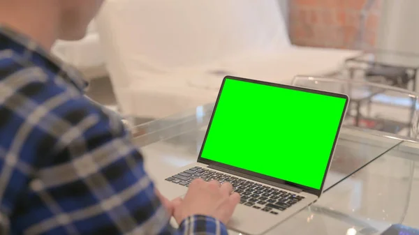 Giovane Uomo Che Utilizza Computer Portatile Con Schermo Verde — Foto Stock