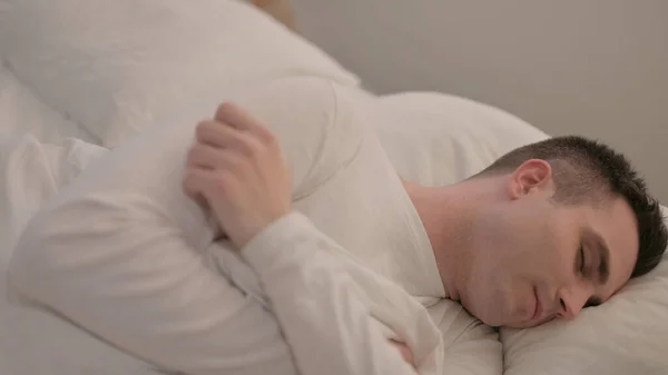 Yorgun Genç Adam Uyumak Için Yatakta Yatıyor — Stok fotoğraf