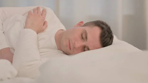 Junger Mann Schläft Bett Auf Seite — Stockfoto
