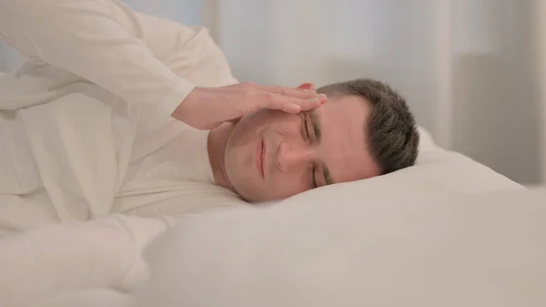 Junger Mann Schläft Mit Kopfschmerzen Bett Auf Der Seite — Stockfoto