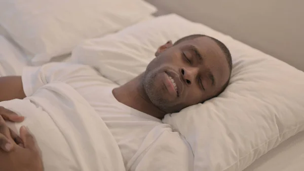 Κουρασμένος Αφρικανός Κοιμάται Στο Κρεβάτι Στο Σπίτι Εικόνα Αρχείου