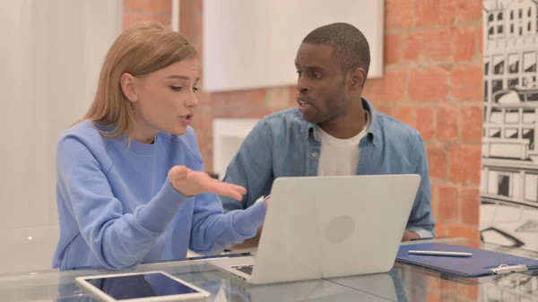 Interraciale Paar Vechten Tijdens Het Gebruik Van Laptop Boze Vrouw Stockafbeelding