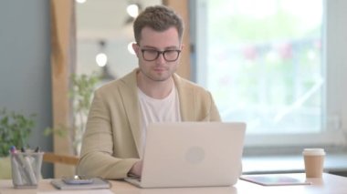 Genç İşadamı Öksürük 'ü laptopta çalıştırıyor