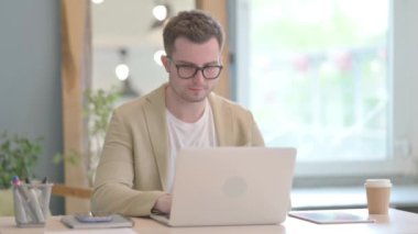 Genç İşadamı Laptop 'ta Kaybından Şok Oldu