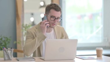 Genç İşadamı İş yerinde Telefonda Konuşuyor