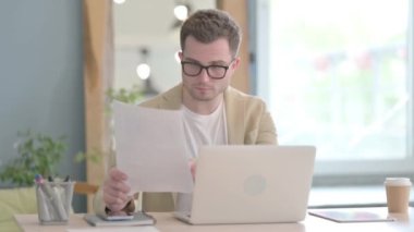 Genç İşadamı Laptop ve Belgelerde Başarı Kutlaması, Evraklar