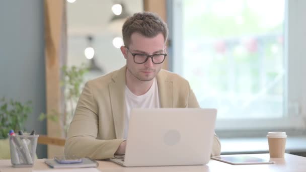 Young Businessman Neck Pain Working Laptop — стоковое видео