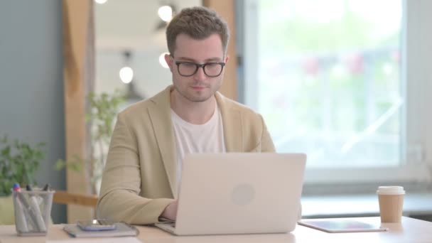 Junger Geschäftsmann Mit Husten Arbeitet Laptop — Stockvideo