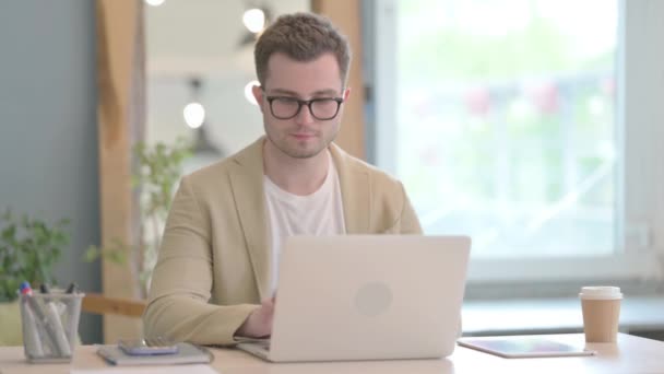 Spännande Ung Affärsman Firar Framgång Laptop — Stockvideo