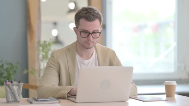 Jovem Empresário Chocado Trabalhando Laptop — Vídeo de Stock