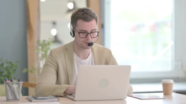 Junger Mann Mit Headset Spricht Call Center Online Mit Kunden — Stockvideo