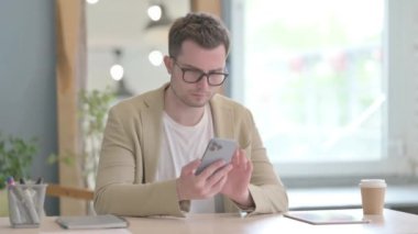 Genç İşadamı Akıllı Telefon 'da Başarı Kutlaması