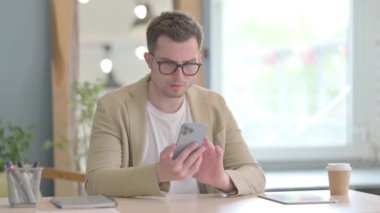 Genç İşadamı Akıllı Telefondan Şok Oldu