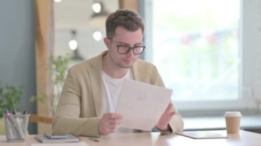 İş Raporuna Tepki Verirken Genç İşadamı Kutluyor,