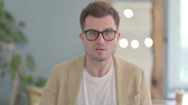 Kızgın Genç İş Adamı 'nın Tartışma ve Dövüşme Portresi