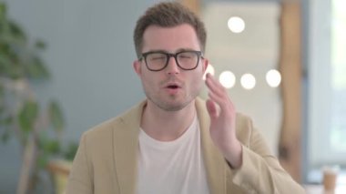 Yorgun ve Baş Ağrısı Olan Genç İş Adamının Portresi