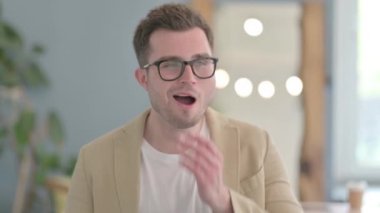 Genç işadamının portresi ofiste esniyor.