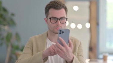 Smartphone 'da Başarıyı Kutlayan Genç İşadamı Portresi
