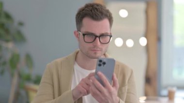 Genç İşadamının Portresi Akıllı Telefondaki Kayıptan Şok Oldu