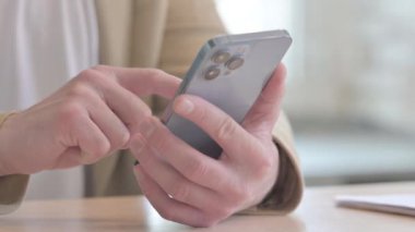 Akıllı Telefon Kullanan İşadamı Eli 'nin Kapanışı