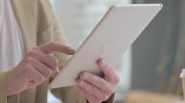 İşadamı Eli Tablet Bilgisayarını Kullanırken Kapat