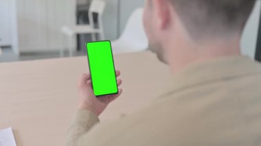 Olgun Adam Yeşil Ekran ile Telefonu Kullanırken Kapat