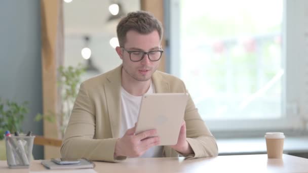 Online Videochat Mit Tablet Von Jungem Geschäftsmann — Stockvideo