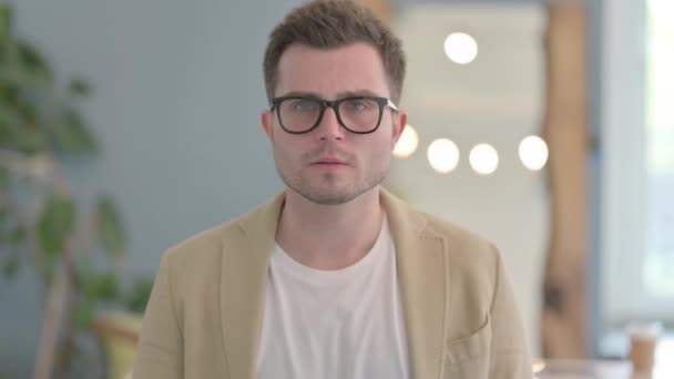 Porträt Eines Jungen Unternehmers Auf Der Suche Nach Einer Chance — Stockvideo