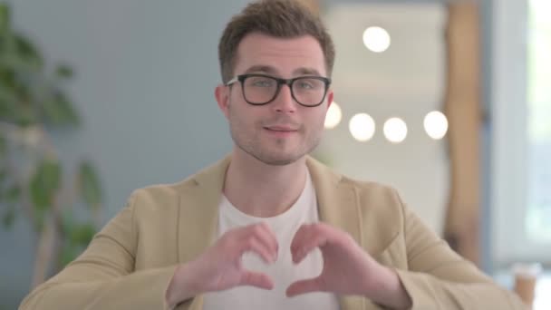 Porträt Eines Jungen Mannes Mit Handgemachtem Herzen — Stockvideo