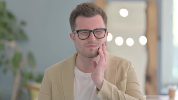 Porträt Eines Jungen Geschäftsmannes Mit Zahnschmerzen — Stockvideo