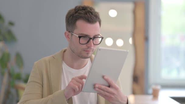 Retrato Jovem Empresário Comemorando Sucesso Tablet — Vídeo de Stock