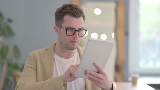Portrait Young Businessman Upset Loss Tablet — Vídeo de Stock