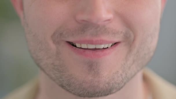 Close Van Glimlachende Jonge Man Lippen Tanden — Stockvideo