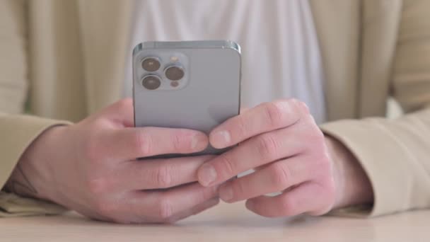 Tutup Dari Tangan Pengusaha Menggunakan Smartphone — Stok Video