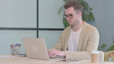 Genç İşadamı Öksürük 'ü laptopta çalıştırıyor