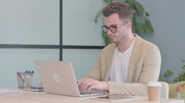 Genç İşadamı Laptop 'ta Kaybından Şok Oldu