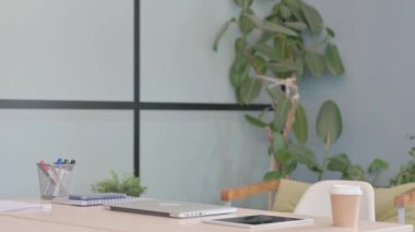 Genç İş Adamı Ofise Geldi ve Dizüstü bilgisayarla Çalışmaya Başladı