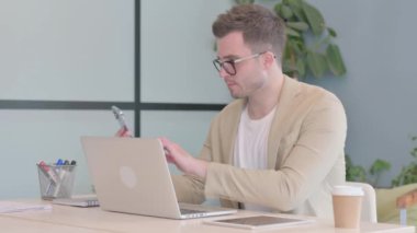 Kızgın genç adam telefonda tartışıyor.