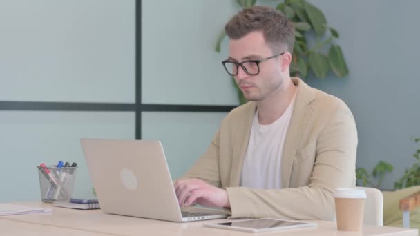 Молодий Бізнесмен Думає Працює Ноутбуці — стокове відео