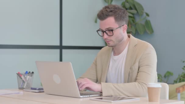 Young Businessman Neck Pain Working Laptop — Vídeos de Stock