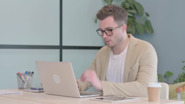 頭痛を持つ若いビジネスマンノートパソコンで作業 — ストック動画